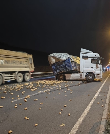 rampa-asagi-inen-tir-makasladi-onlarca-kilo-patates-yola-sacildi-ztLddn94.jpg