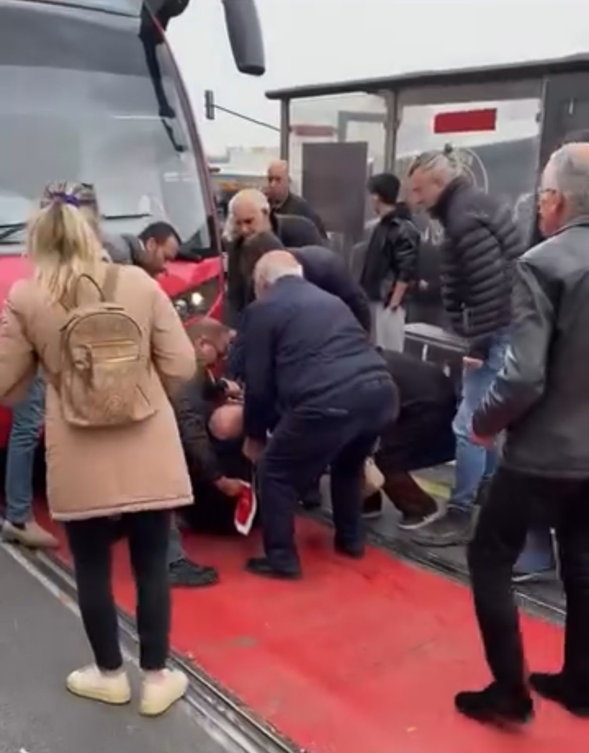raylardan gecmek isteyen adama tramvay carpti 0