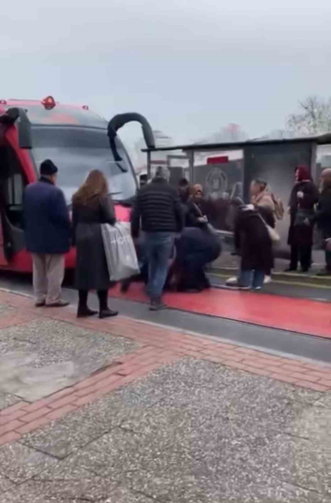 raylardan gecmek isteyen adama tramvay carpti 2 HnvT3t9e