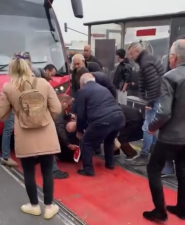 raylardan-gecmek-isteyen-adama-tramvay-carpti-UJt27A5Y.jpg
