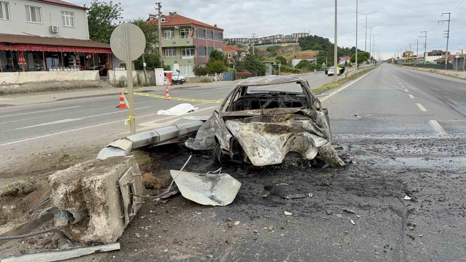 refakatci olarak hastaneye giderken kazada hayatini kaybetti 2 PsmmFSdU