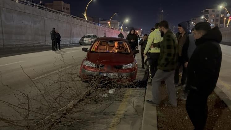 refujdeki direge carparak karsi seride gecen otomobil takla atti 2 yarali 3 AJcNzahD