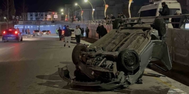refujdeki-direge-carparak-karsi-seride-gecen-otomobil-takla-atti-2-yarali-ZbBGgeax.jpg