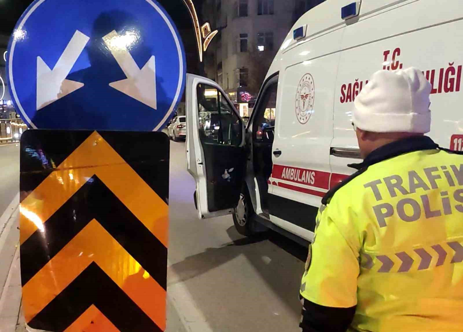 refujdeki trafik levhasina carpan motosikletteki baba ve oglu yaralandi 0 E5pgefkO