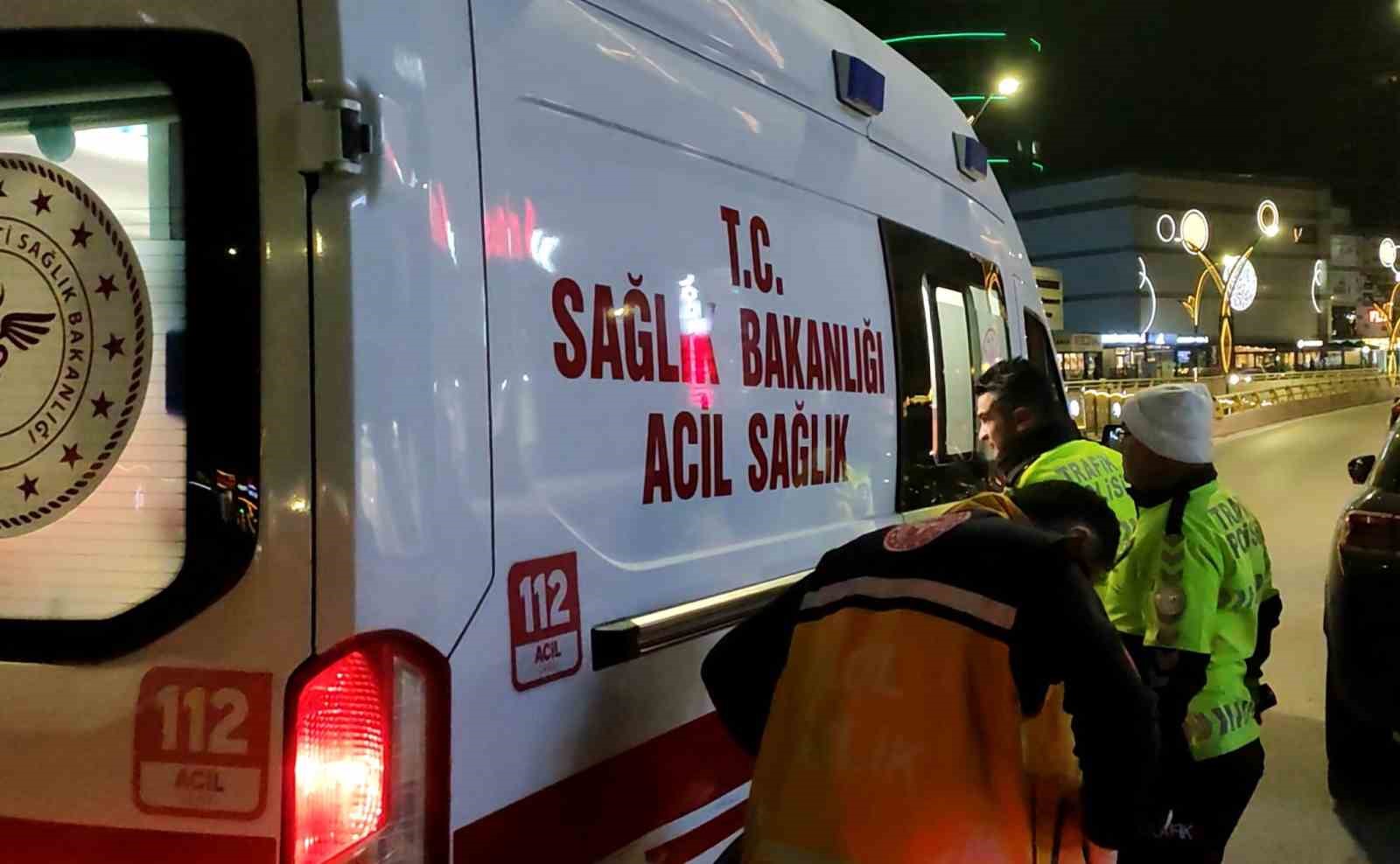 refujdeki trafik levhasina carpan motosikletteki baba ve oglu yaralandi 1 lCOs6iEk