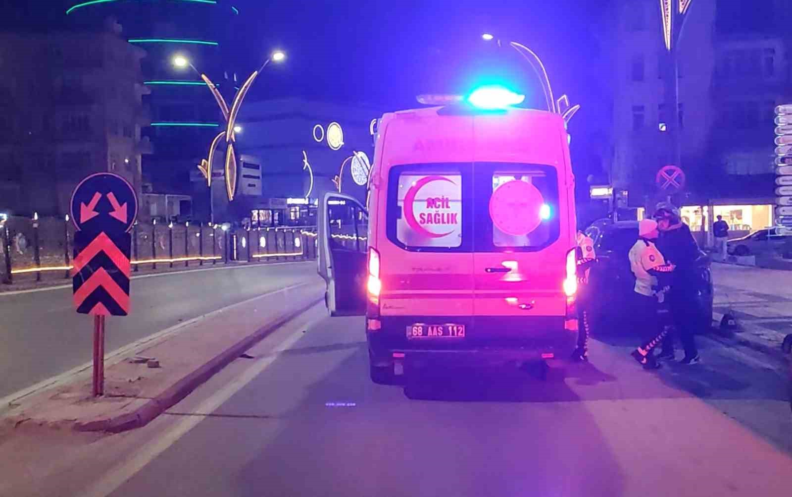 refujdeki trafik levhasina carpan motosikletteki baba ve oglu yaralandi 2 dtPr11Wr