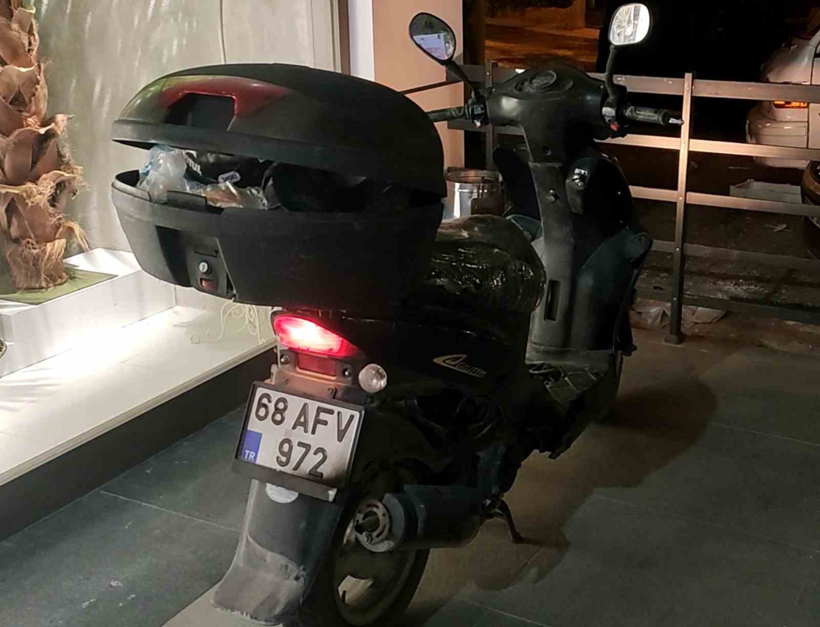 refujdeki trafik levhasina carpan motosikletteki baba ve oglu yaralandi 3 3zMEPsZ5