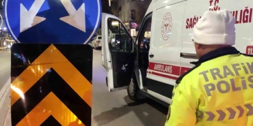 refujdeki-trafik-levhasina-carpan-motosikletteki-baba-ve-oglu-yaralandi-yuyCw3NV.jpg