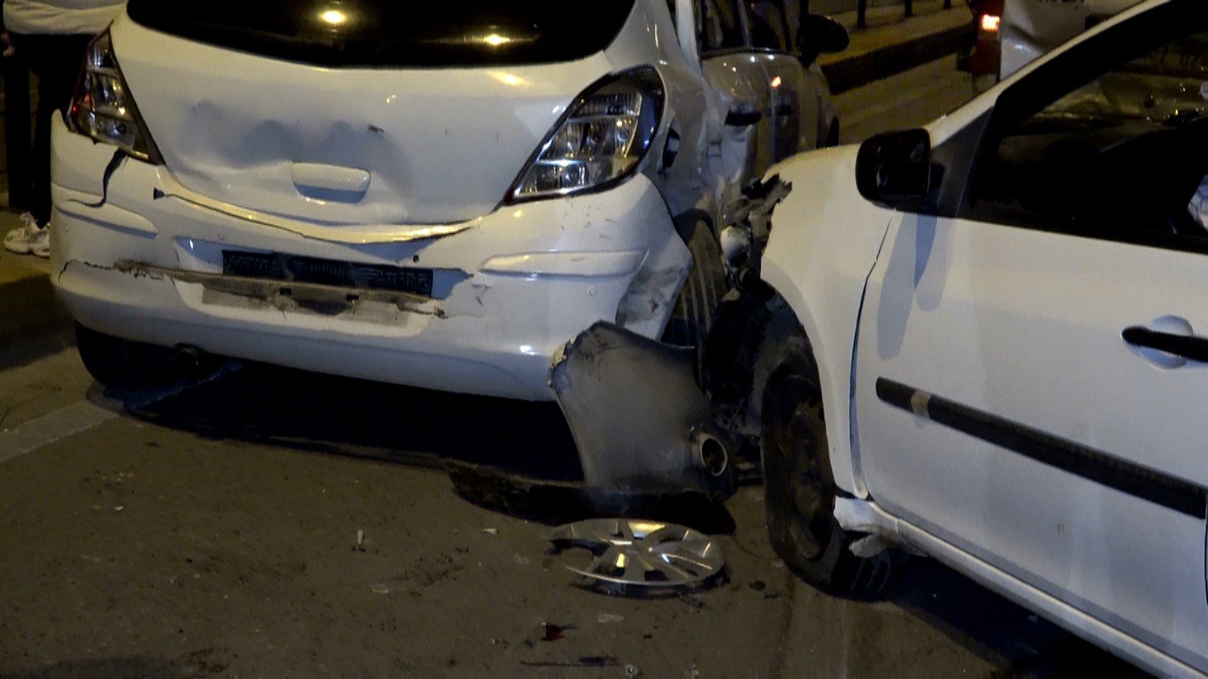 refuje carpan arac zincirleme kazaya sebep oldu 1 yarali 2 ag2v9EMh