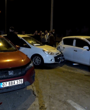 refuje-carpan-arac-zincirleme-kazaya-sebep-oldu-1-yarali-uqL1j7iL.jpg