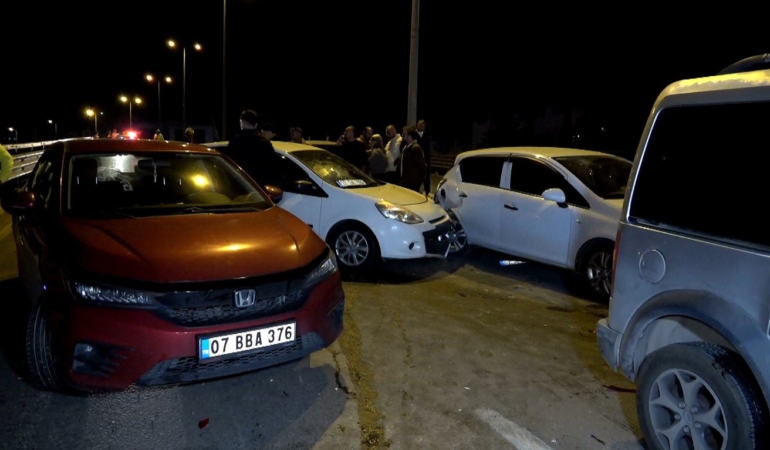 refuje-carpan-arac-zincirleme-kazaya-sebep-oldu-1-yarali-uqL1j7iL.jpg