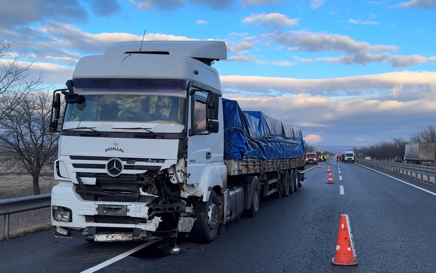 refuje carpan hafif ticari arac ile tir carpisti 1 olu 3 2hHA66JD