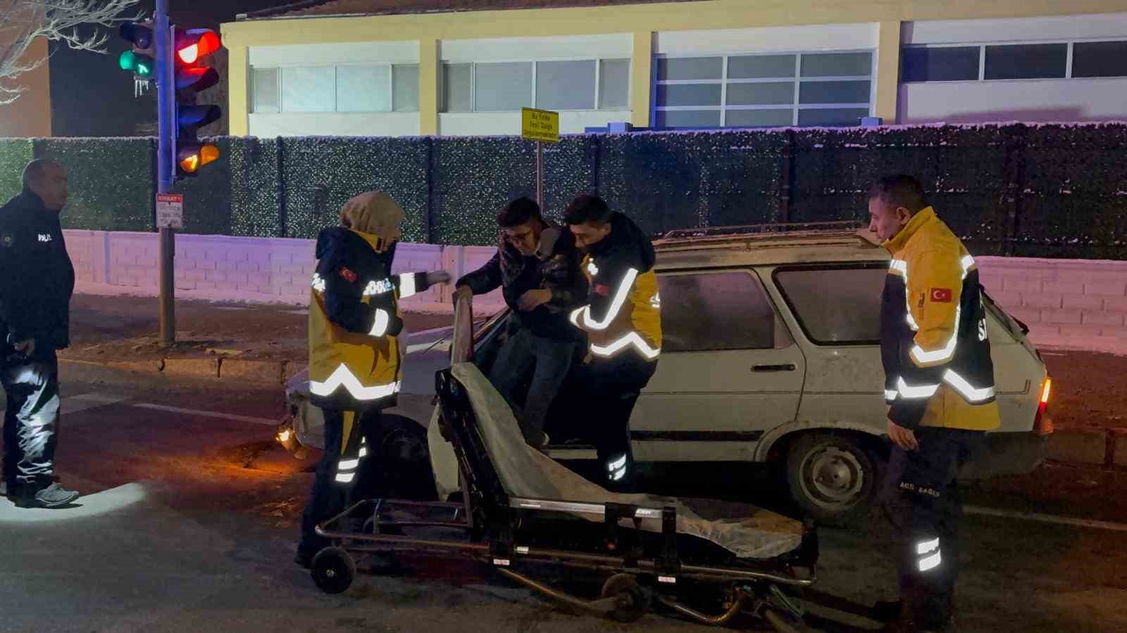 refuje carpan otomobilde surucu yaralandi 0 Y9AatQPE