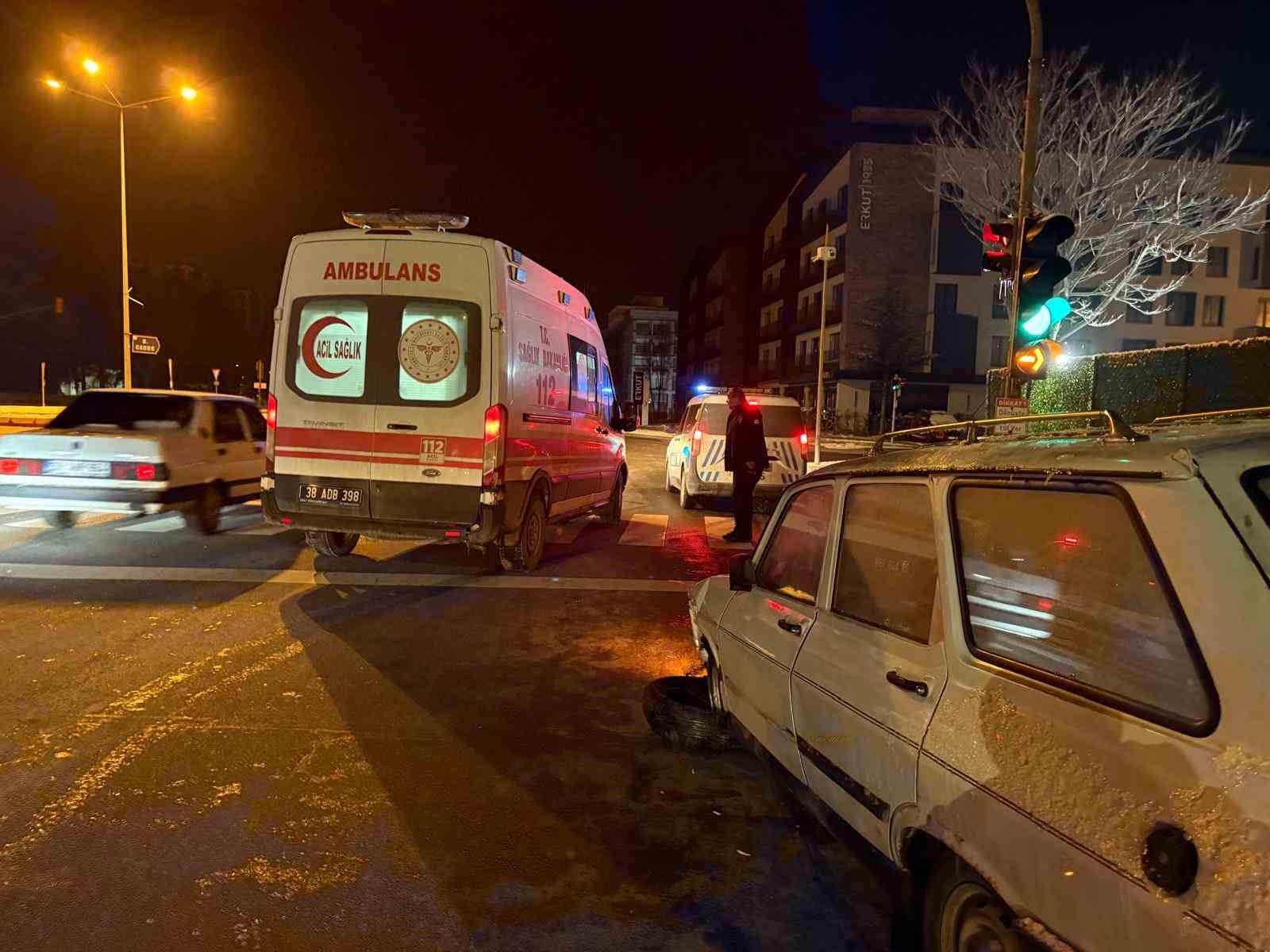 refuje carpan otomobilde surucu yaralandi 1 GRBsUDJl