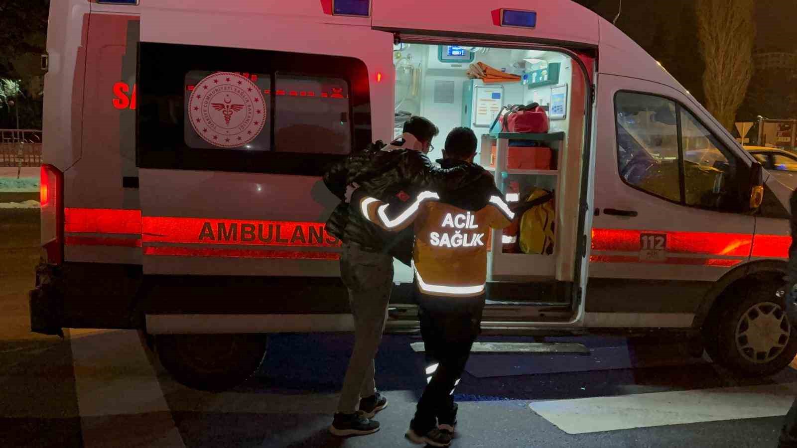 refuje carpan otomobilde surucu yaralandi 4 HabhKu21