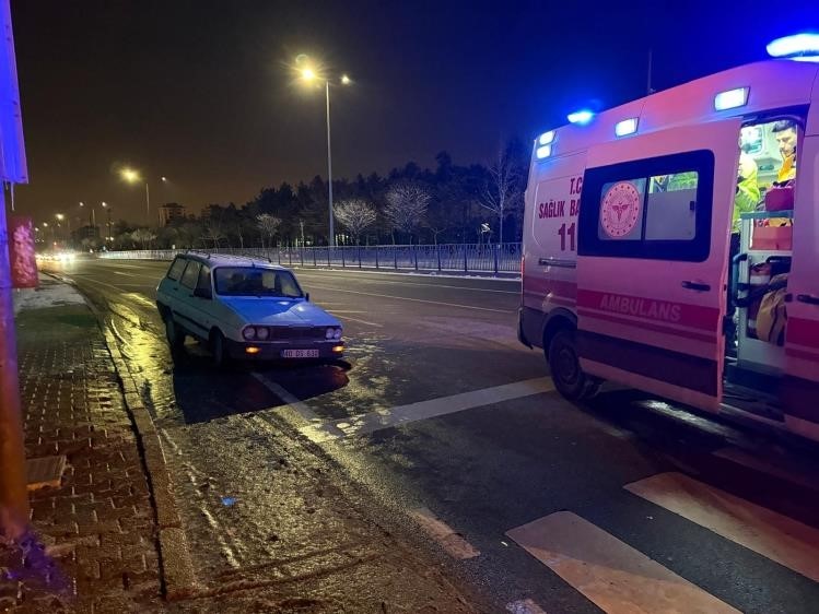 refuje carpan otomobilde surucu yaralandi 6 35MIQD8J