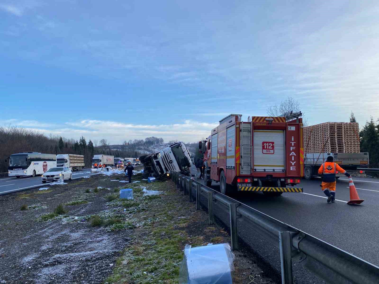 refuje carparak yan yatan tirin surucusu yaralandi 1 euGvk9S2