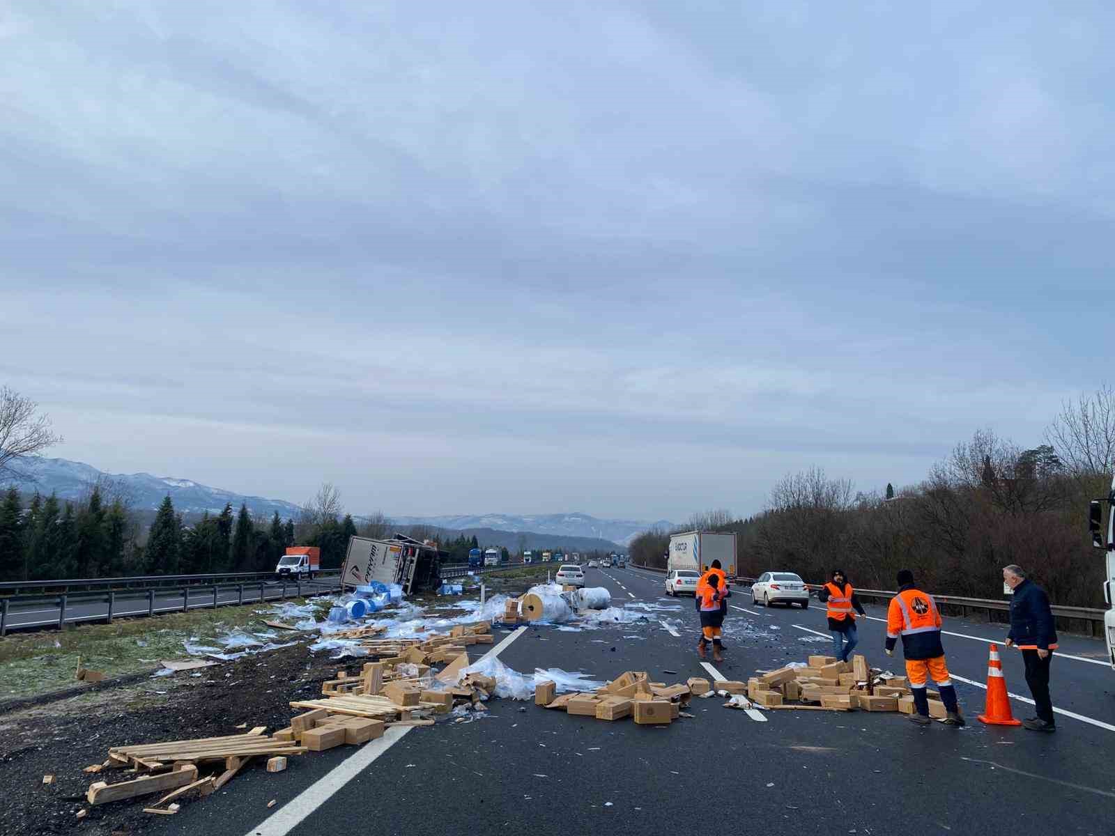 refuje carparak yan yatan tirin surucusu yaralandi 2 eBViDClX