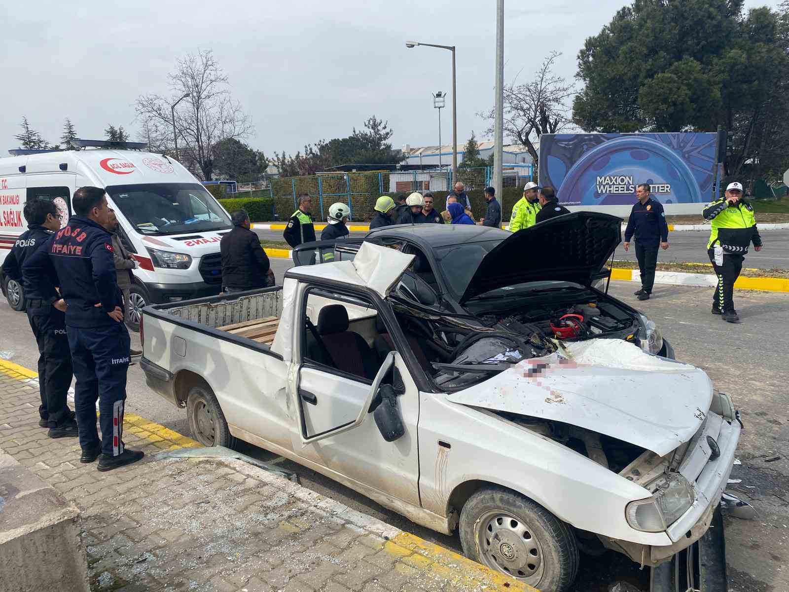 refuje carpip karsi seride gecen otomobil baska araca carpti 1 olu 1 E1kVnaNB