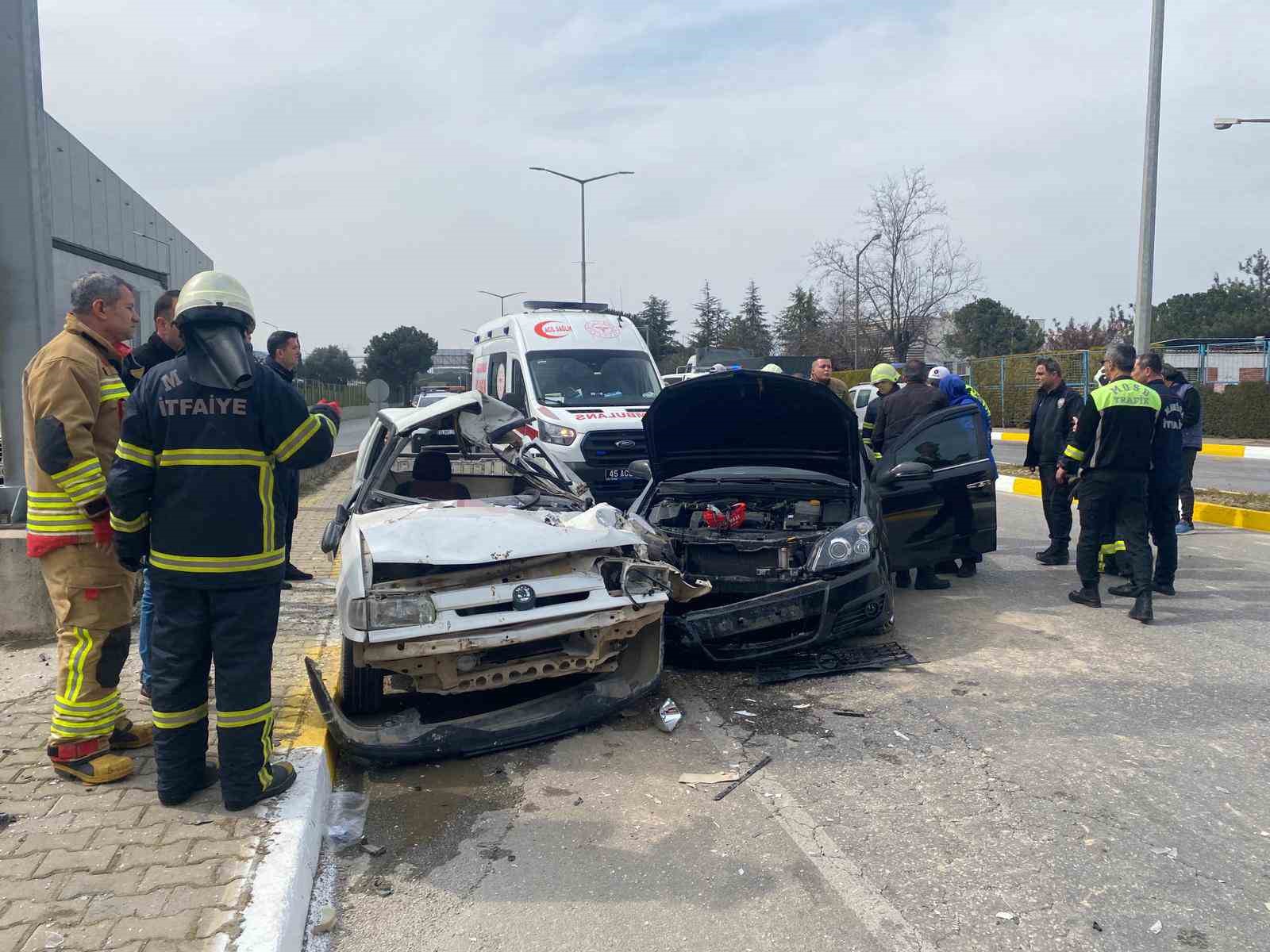 refuje carpip karsi seride gecen otomobil baska araca carpti 1 olu 3 7Z3HpERH