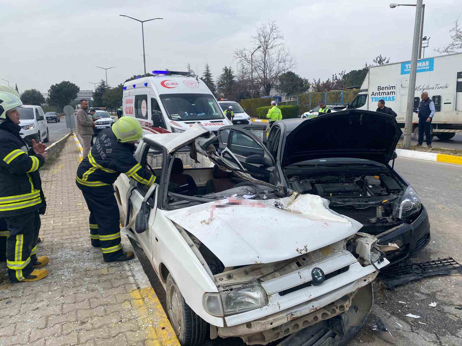 refuje carpip karsi seride gecen otomobil baska araca carpti 1 olu 4 PmfwgZIY