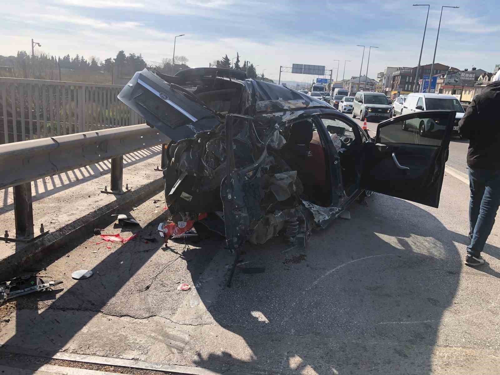 Refüje çarpıp karşı şeride savrulan otomobil su tankerine çarptı: Sürücü ağır yaralı 4 refuje carpip karsi seride savrulan otomobil su tankerine carpti surucu agir yarali 0 hutt5LSN