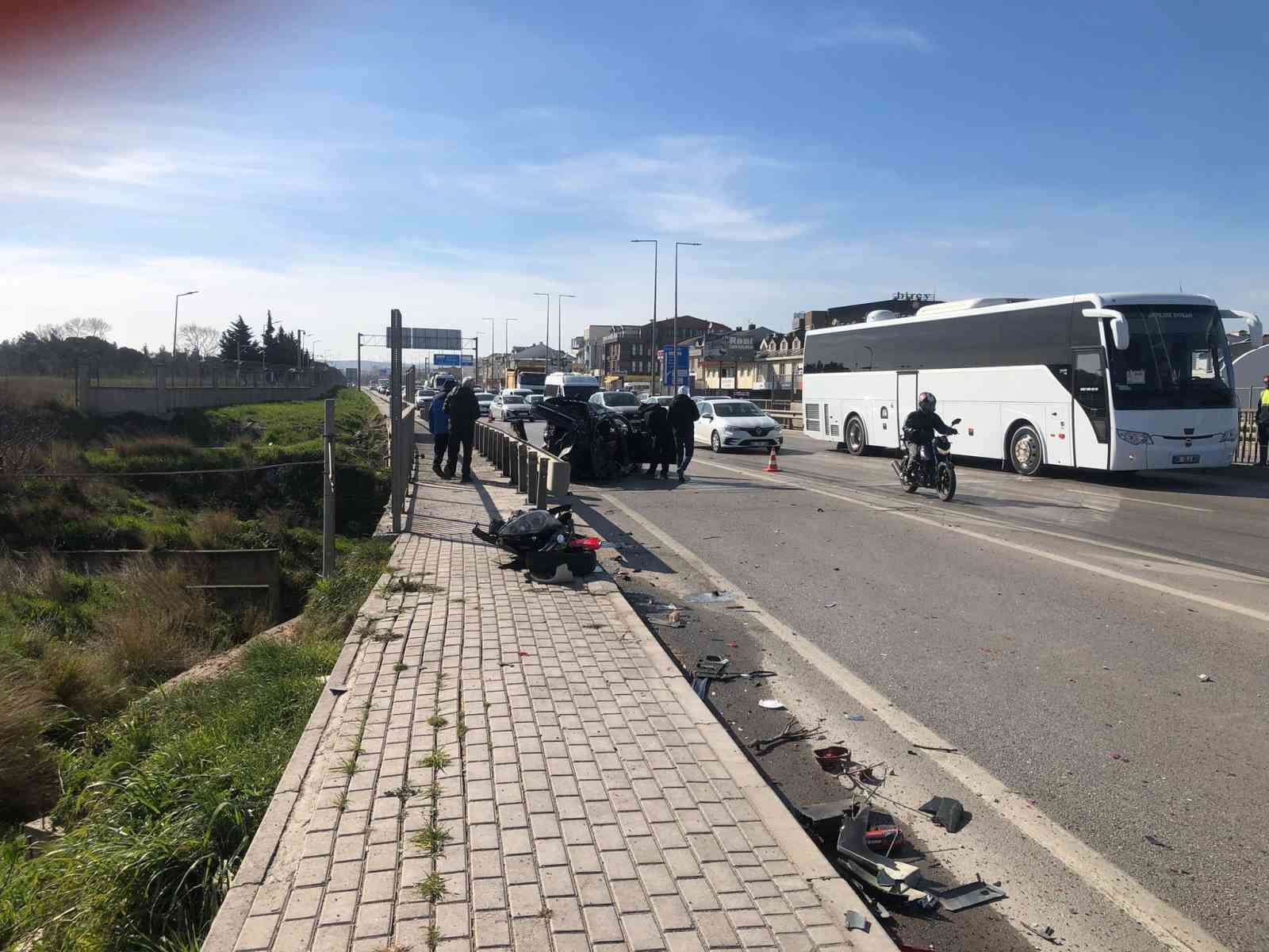 Refüje çarpıp karşı şeride savrulan otomobil su tankerine çarptı: Sürücü ağır yaralı 5 refuje carpip karsi seride savrulan otomobil su tankerine carpti surucu agir yarali 1 RnbCcr5h