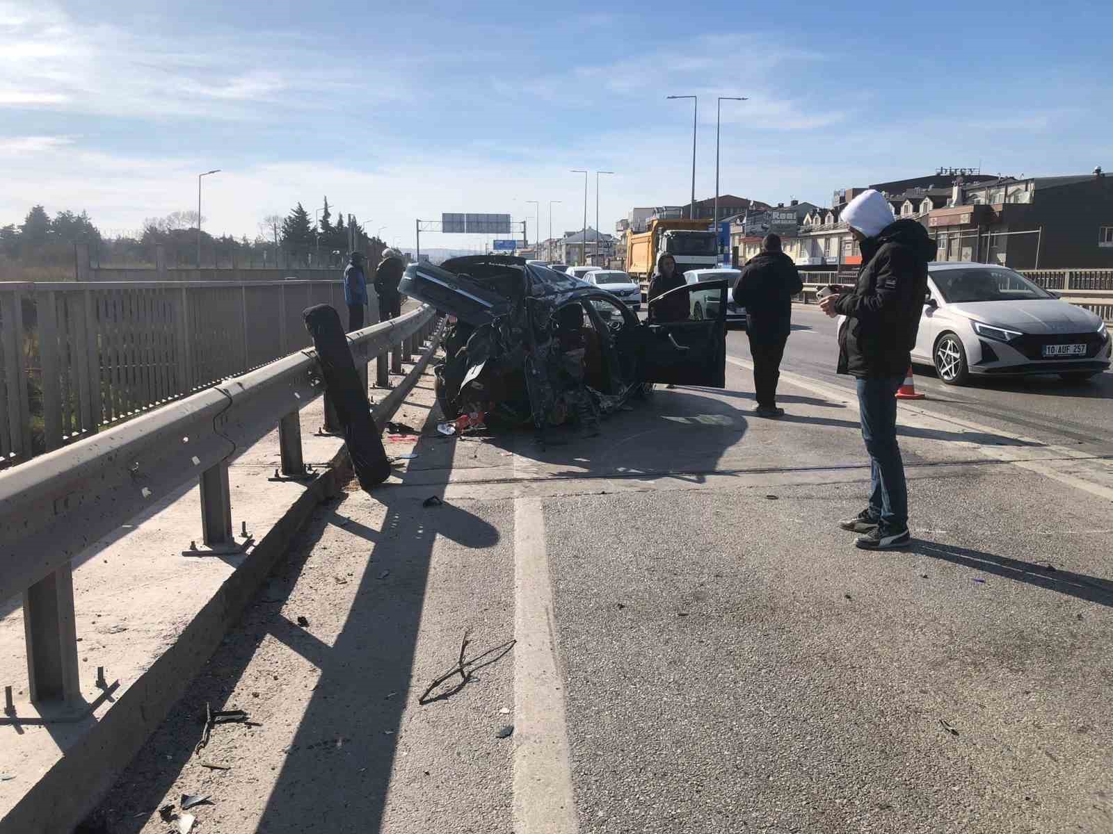 Refüje çarpıp karşı şeride savrulan otomobil su tankerine çarptı: Sürücü ağır yaralı 6 refuje carpip karsi seride savrulan otomobil su tankerine carpti surucu agir yarali 2 MctN1d6M