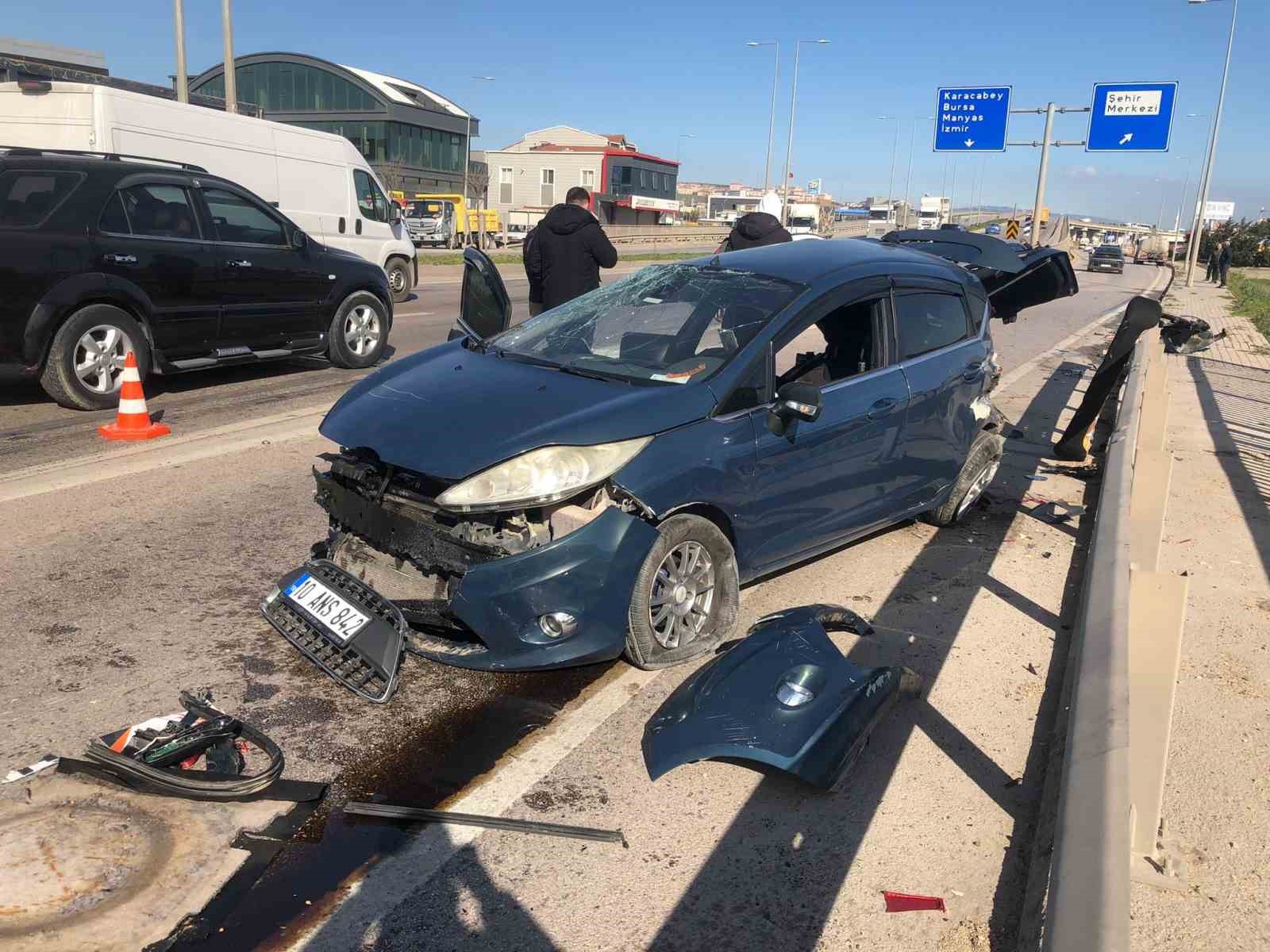 Refüje çarpıp karşı şeride savrulan otomobil su tankerine çarptı: Sürücü ağır yaralı 7 refuje carpip karsi seride savrulan otomobil su tankerine carpti surucu agir yarali 3 crwT9EfT