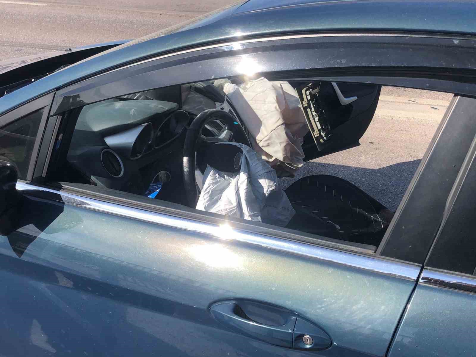 Refüje çarpıp karşı şeride savrulan otomobil su tankerine çarptı: Sürücü ağır yaralı 8 refuje carpip karsi seride savrulan otomobil su tankerine carpti surucu agir yarali 4 q62lazqA