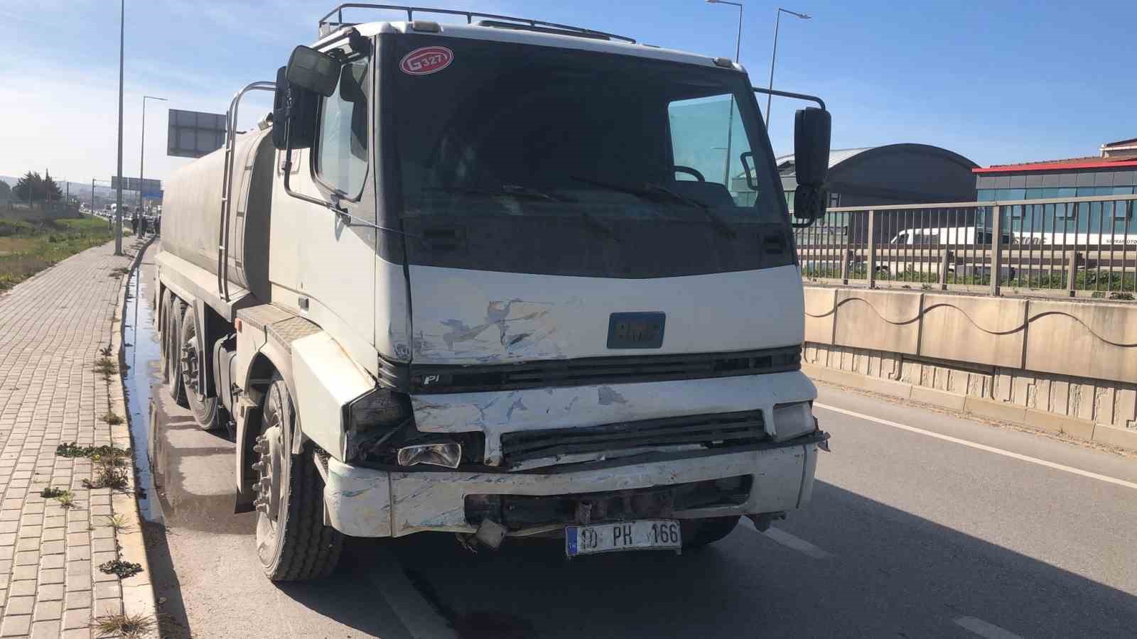 Refüje çarpıp karşı şeride savrulan otomobil su tankerine çarptı: Sürücü ağır yaralı 9 refuje carpip karsi seride savrulan otomobil su tankerine carpti surucu agir yarali 5