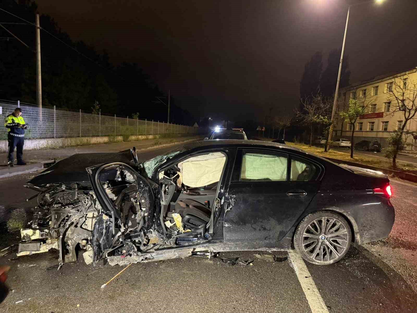 refuje carptiktan sonra hurdaya donen aracta sikisan surucuyu itfaiye kurtardi 0 ql4vsRD3
