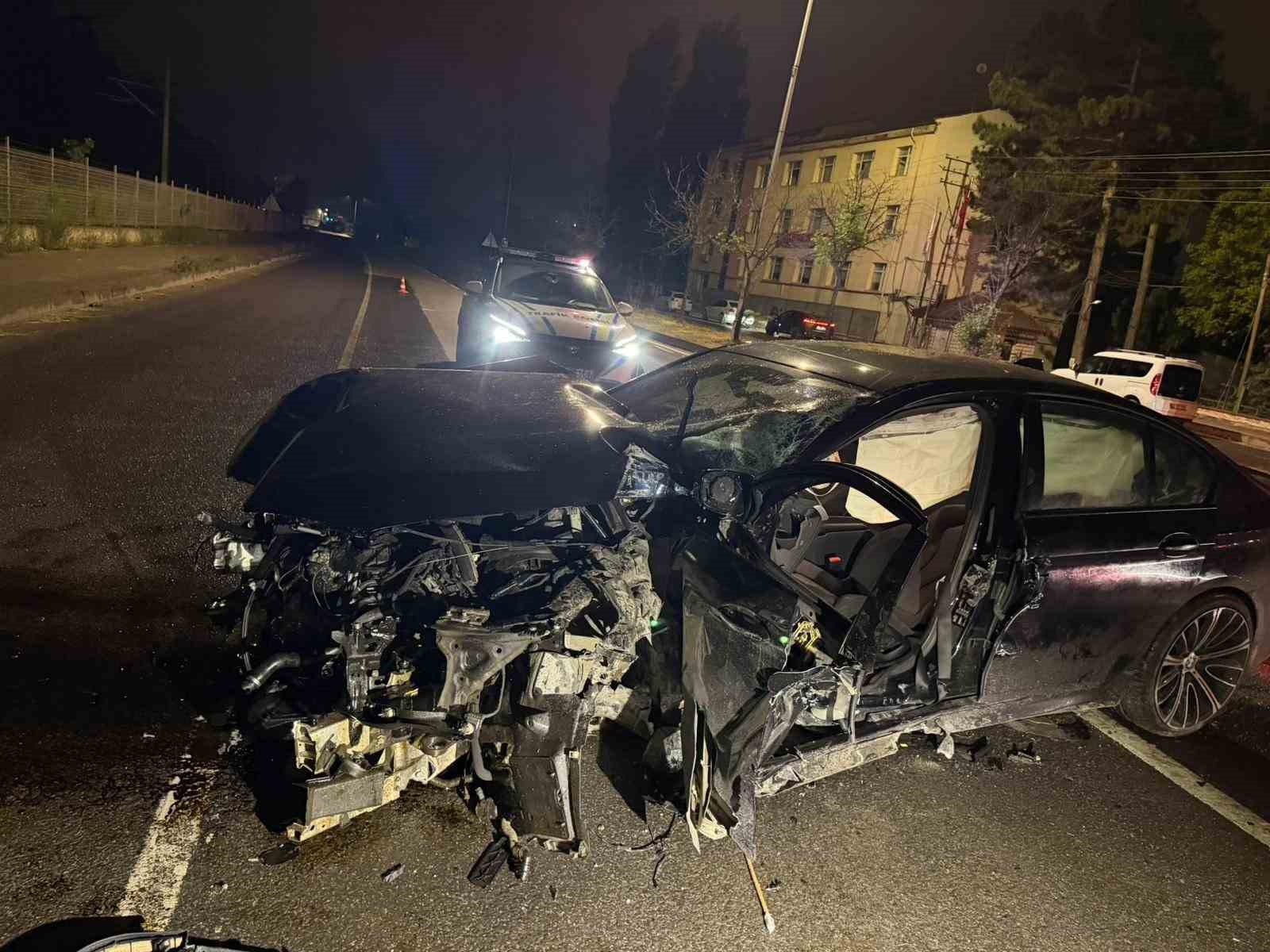 refuje carptiktan sonra hurdaya donen aracta sikisan surucuyu itfaiye kurtardi 1