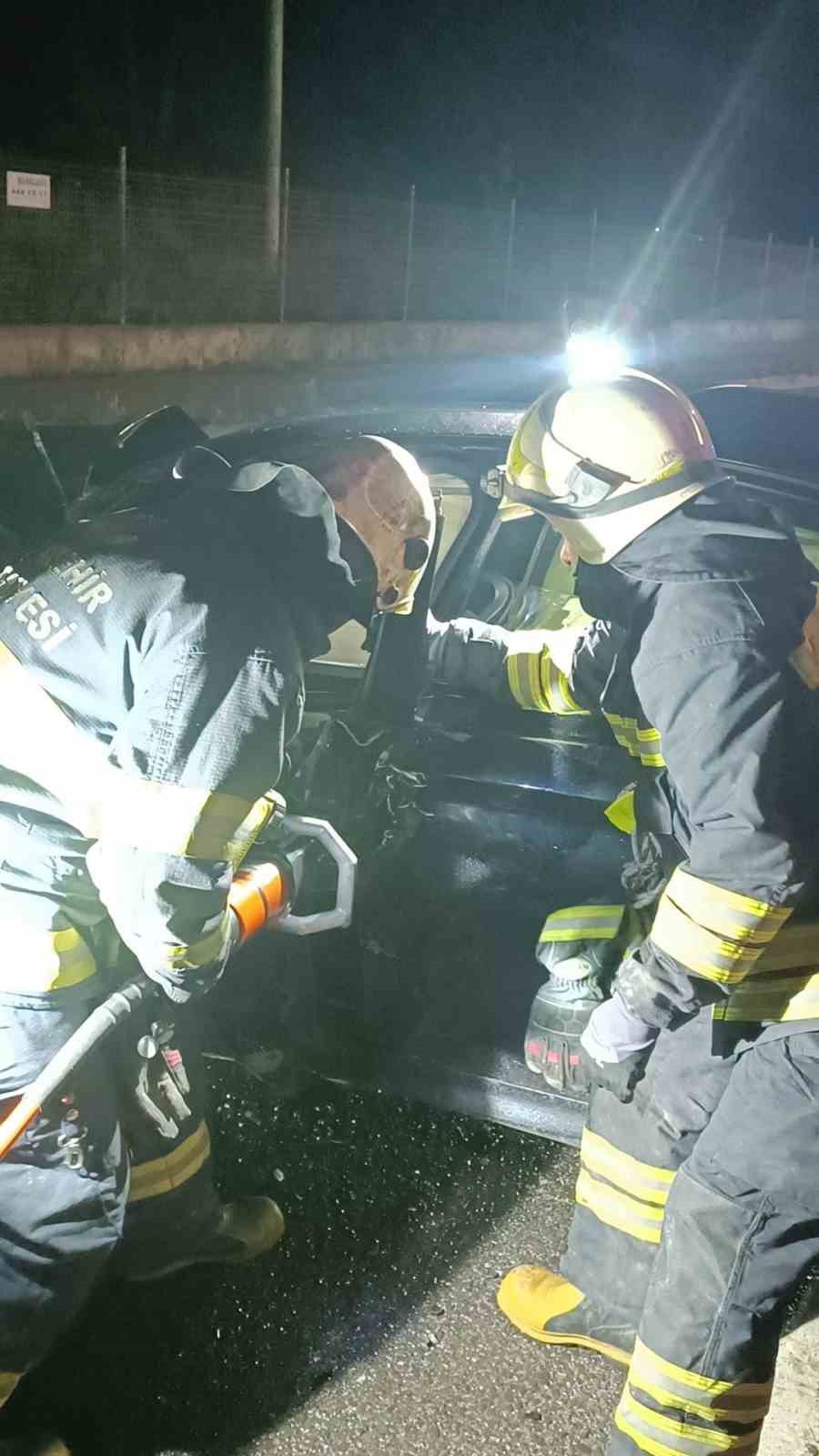 refuje carptiktan sonra hurdaya donen aracta sikisan surucuyu itfaiye kurtardi 3 DK21uOF8