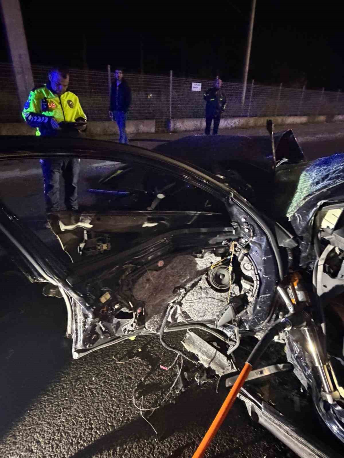 refuje carptiktan sonra hurdaya donen aracta sikisan surucuyu itfaiye kurtardi 4
