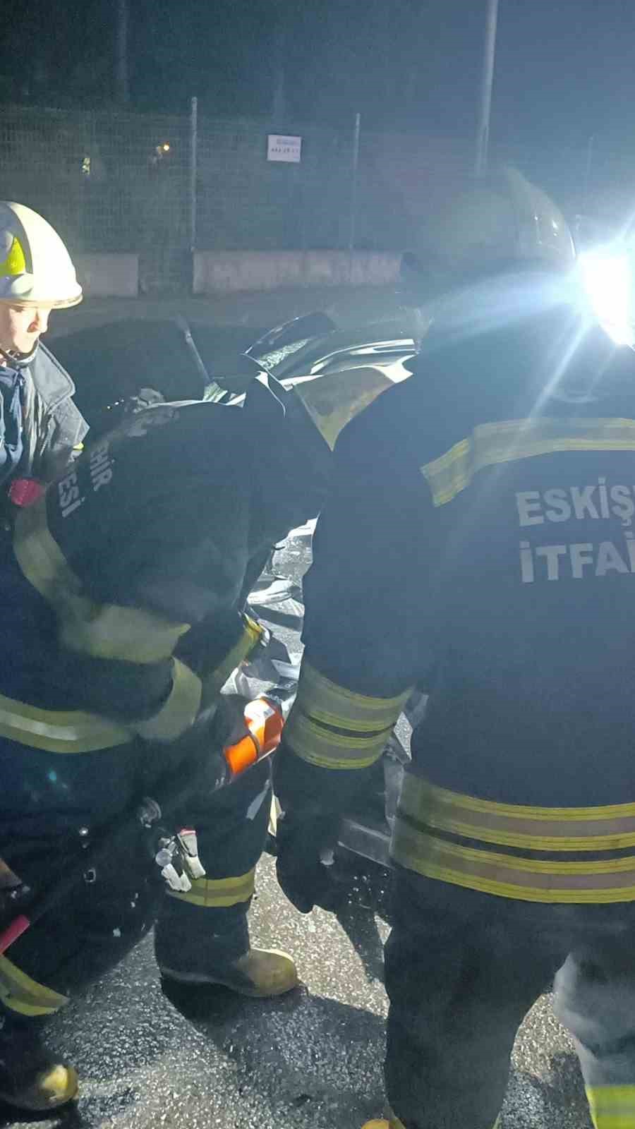 refuje carptiktan sonra hurdaya donen aracta sikisan surucuyu itfaiye kurtardi 5