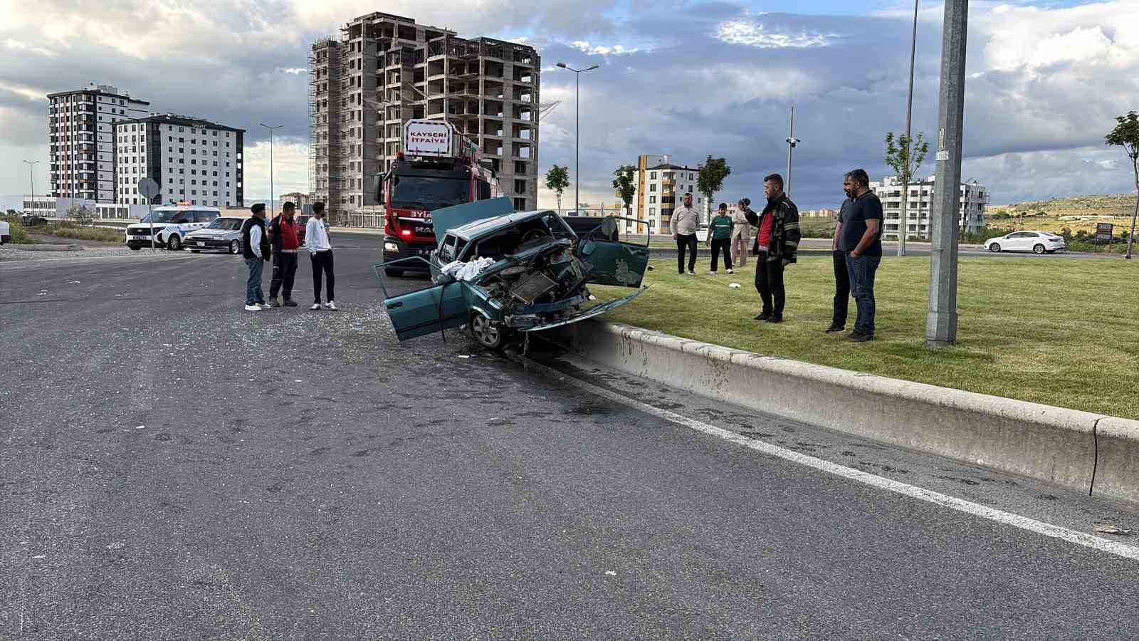 Refüje çıkan otomobil hurdaya döndü: 1’i ağır 4 yaralı 5 refuje cikan otomobil hurdaya dondu 1i agir 4 yarali 1 j46v9c6r