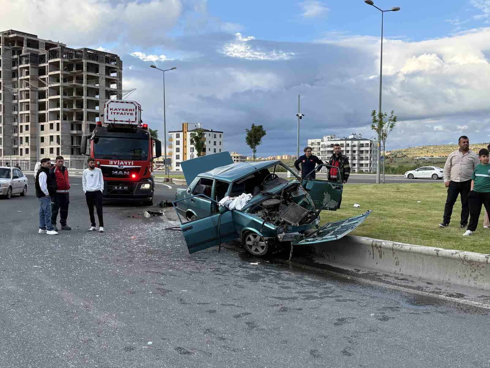 Refüje çıkan otomobil hurdaya döndü: 1’i ağır 4 yaralı 6 refuje cikan otomobil hurdaya dondu 1i agir 4 yarali 2 JzQfcKOm