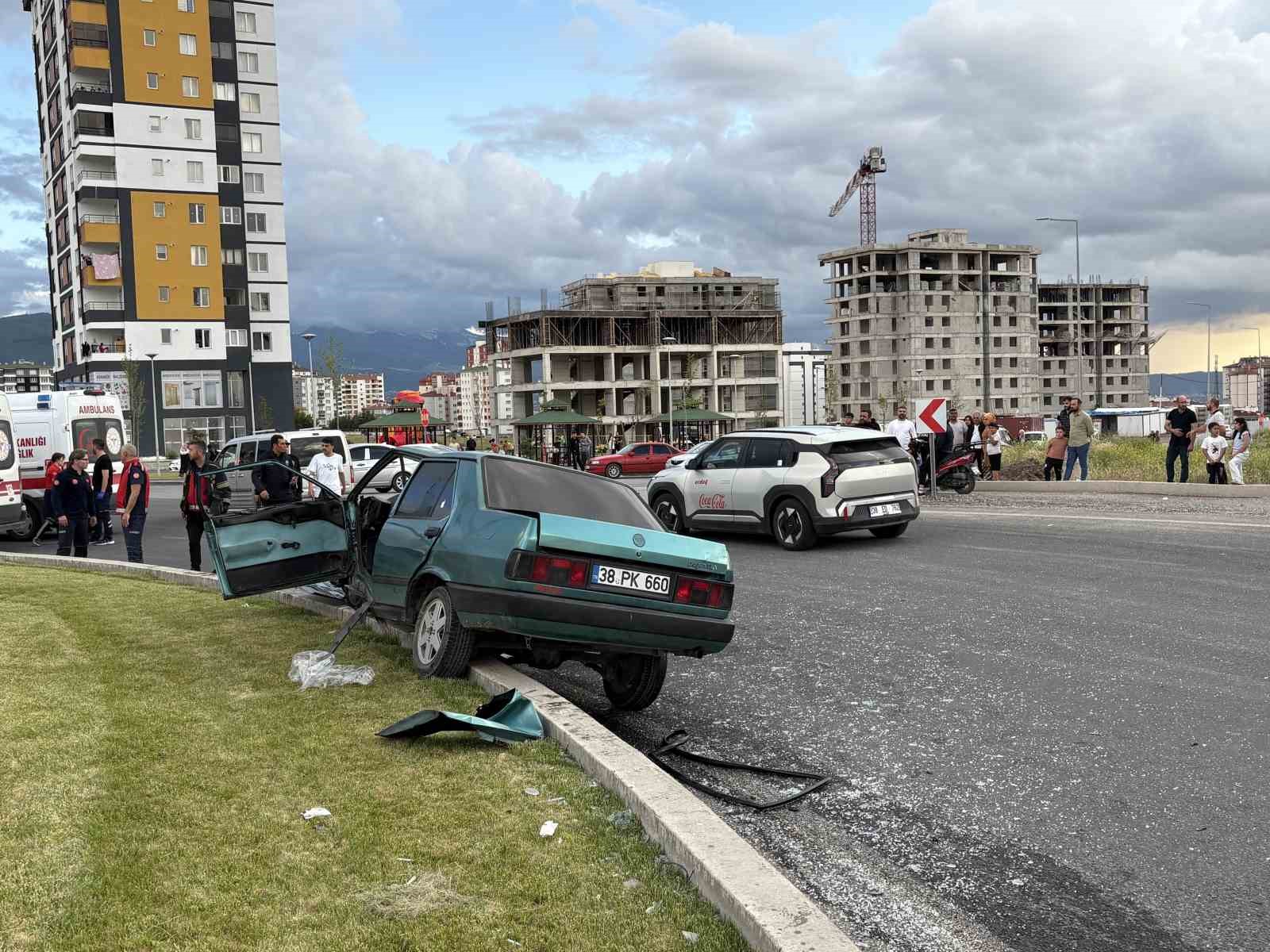 Refüje çıkan otomobil hurdaya döndü: 1’i ağır 4 yaralı 7 refuje cikan otomobil hurdaya dondu 1i agir 4 yarali 3 twqUYZ4r