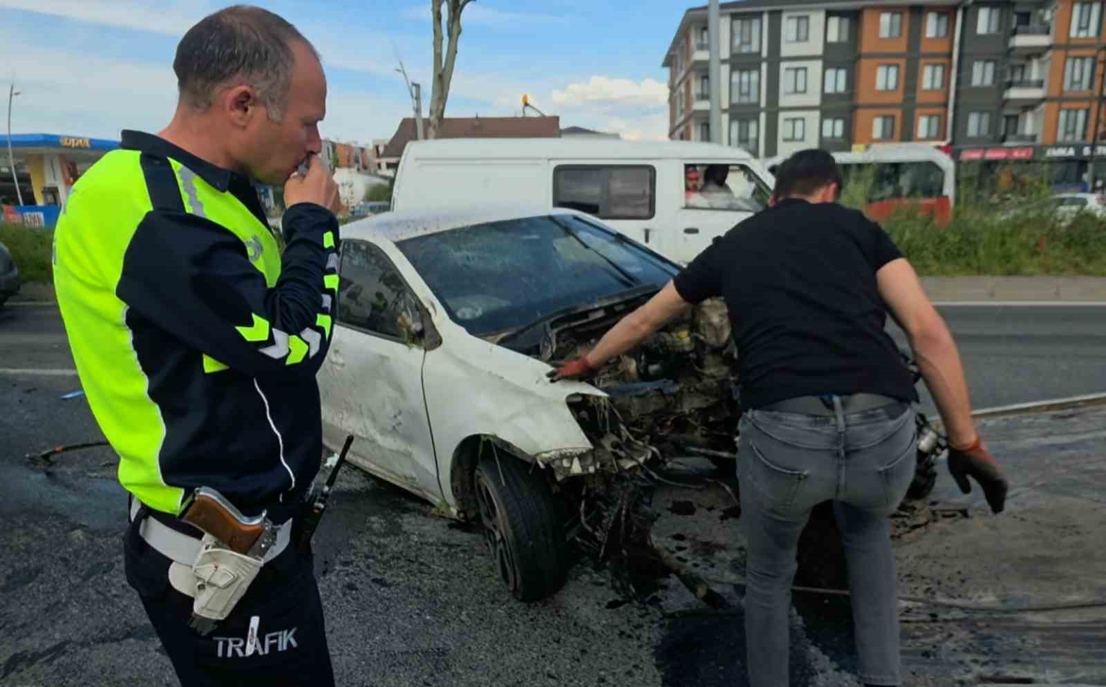 refuje ve agaclara carpan otomobilin motoru koptu 0 skTbmJKZ