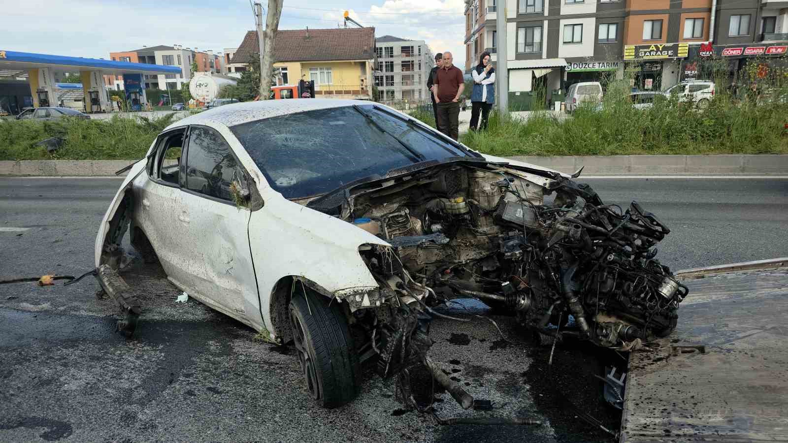 refuje ve agaclara carpan otomobilin motoru koptu 2 kV6JREr8