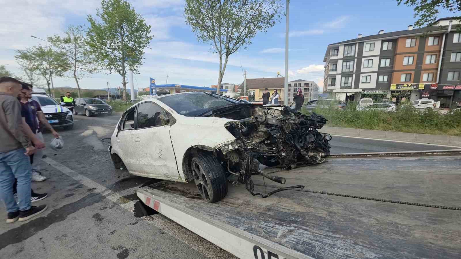 refuje ve agaclara carpan otomobilin motoru koptu 3 KbyavMNq