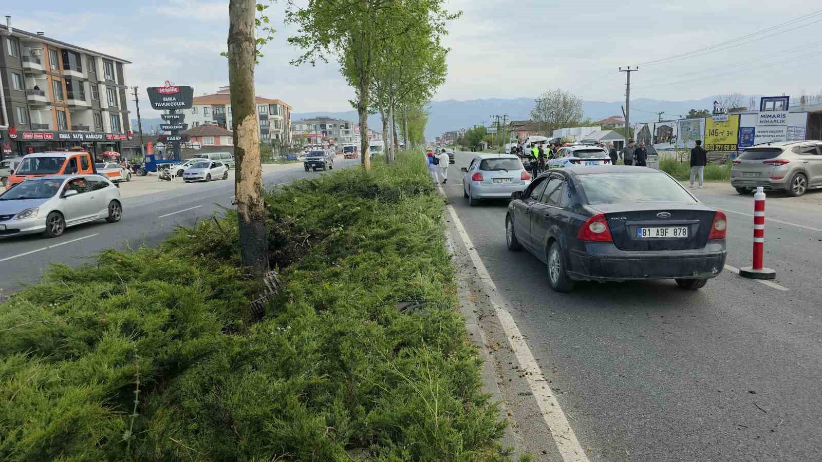 refuje ve agaclara carpan otomobilin motoru koptu 4 aN7QnhMD