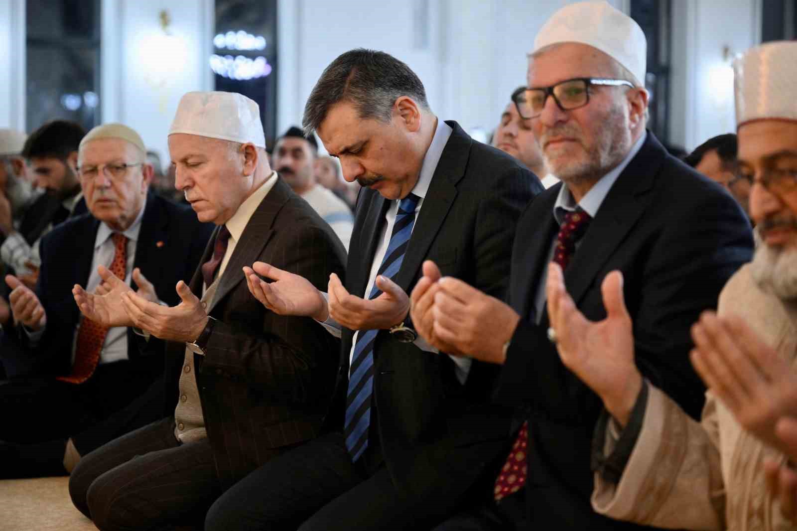 regaip kandilinde sakal i serif ziyarete acildi 12 LRBvnT3u