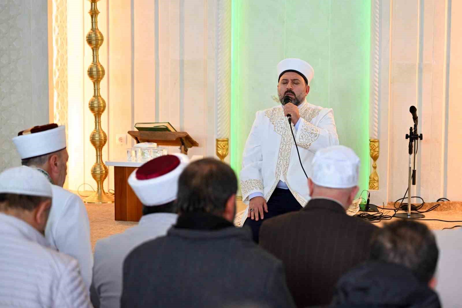 regaip kandilinde sakal i serif ziyarete acildi 14 MzWzZJE1