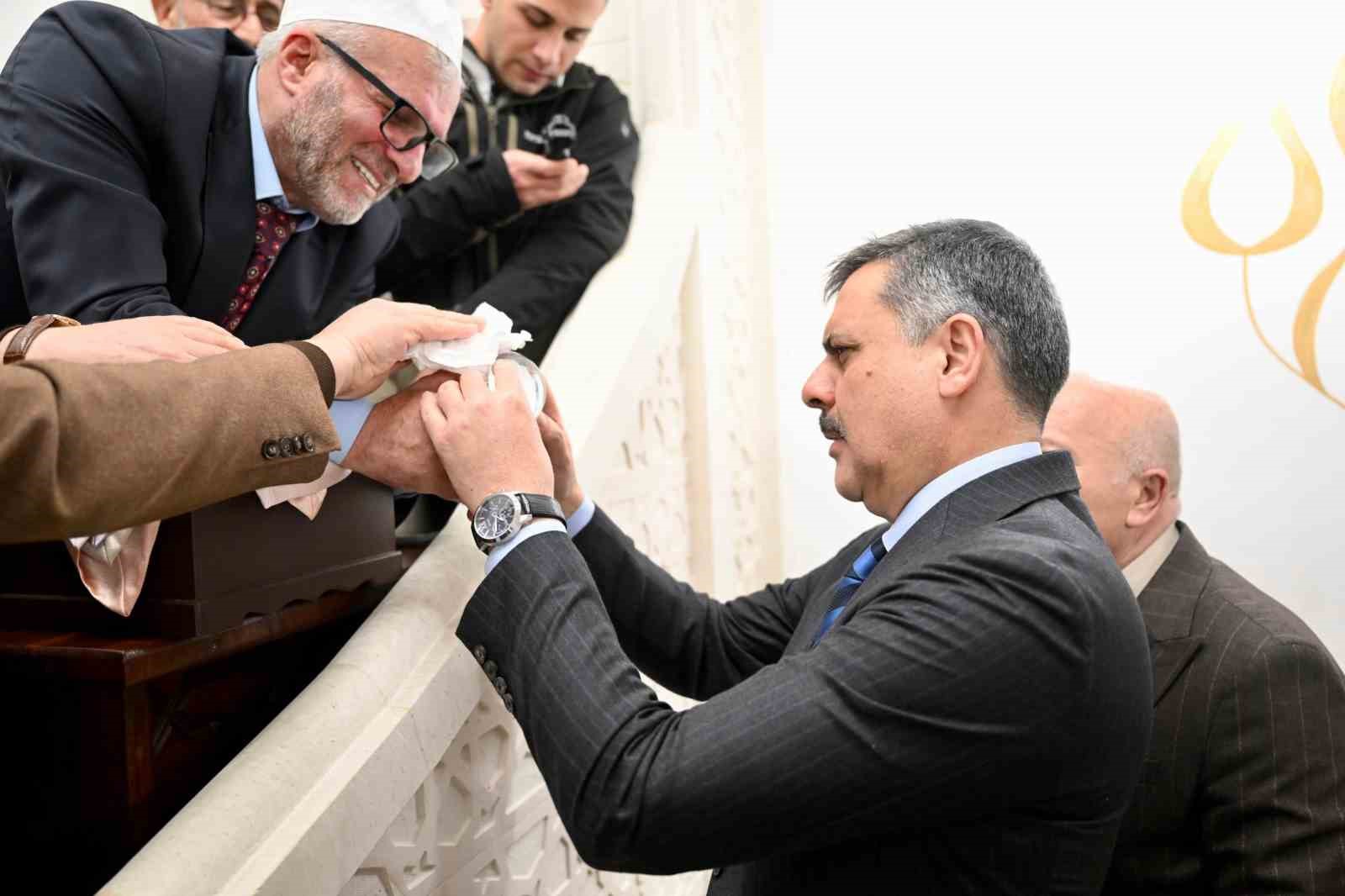 regaip kandilinde sakal i serif ziyarete acildi 15 mveWyq5z
