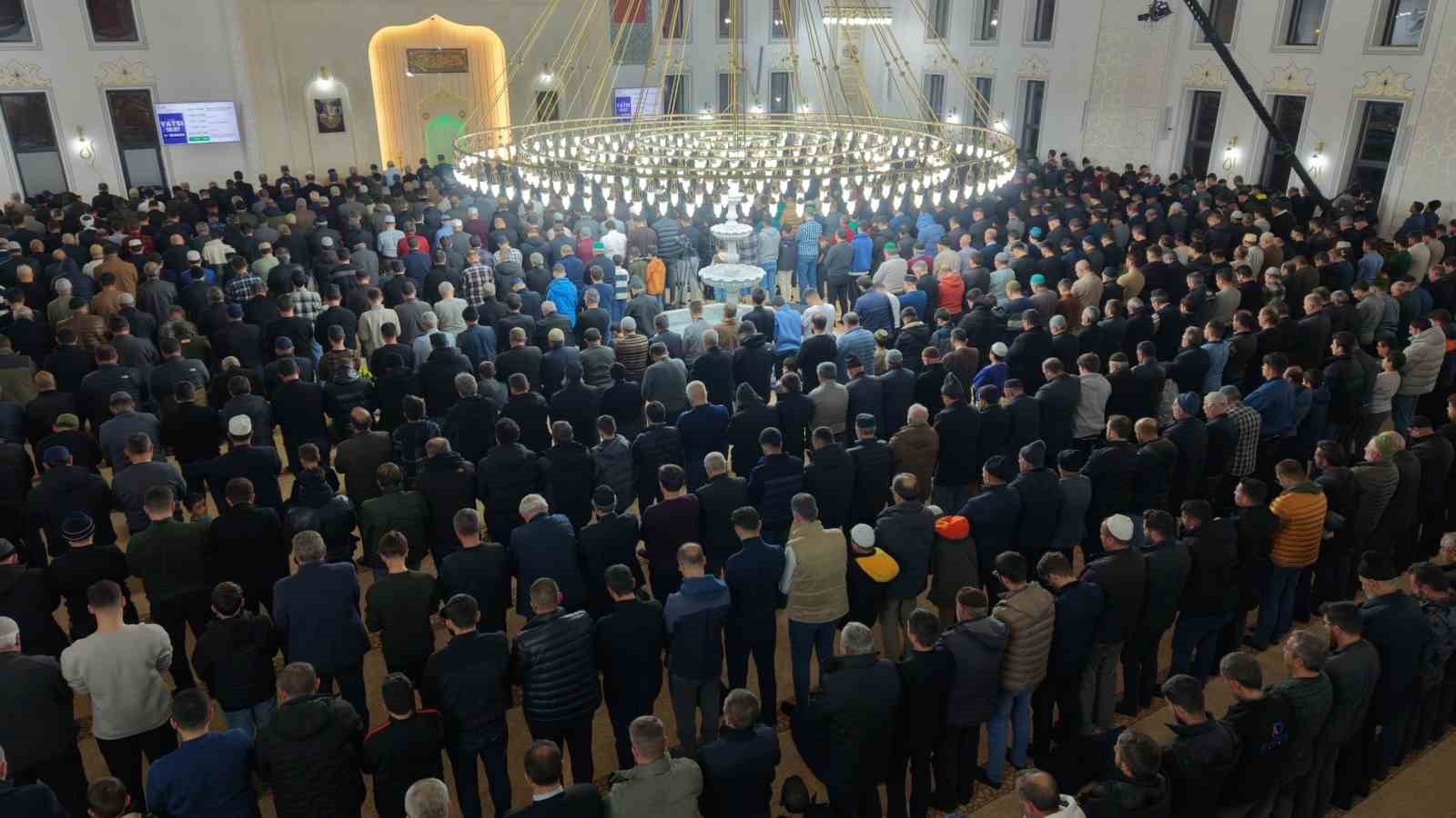 regaip kandilinde sakal i serif ziyarete acildi 5 ktUVrhup