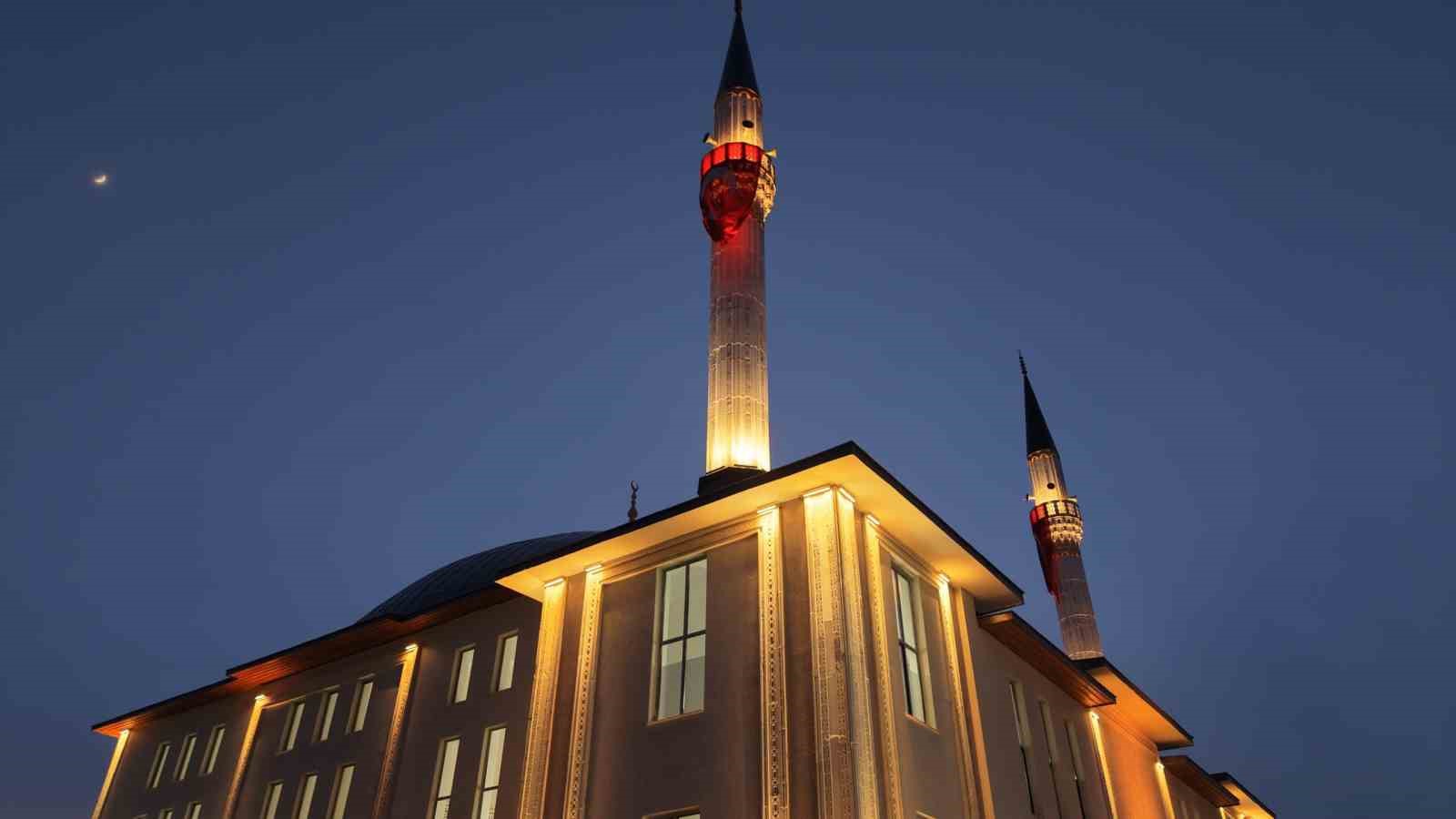 regaip kandilinde sakal i serif ziyarete acildi 7 F8WYgvBf