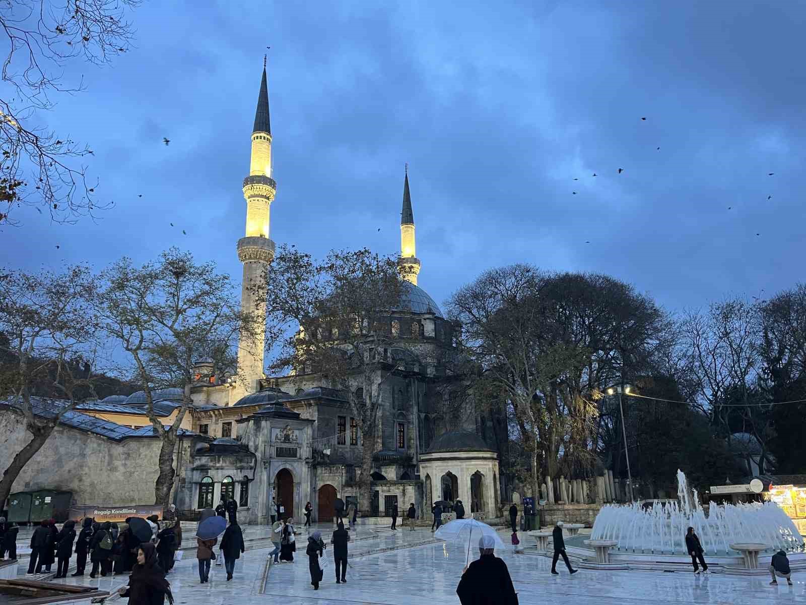 regaip kandilinde vatandaslar eyupsultan camiine akin etti 0 6NCPqNEF