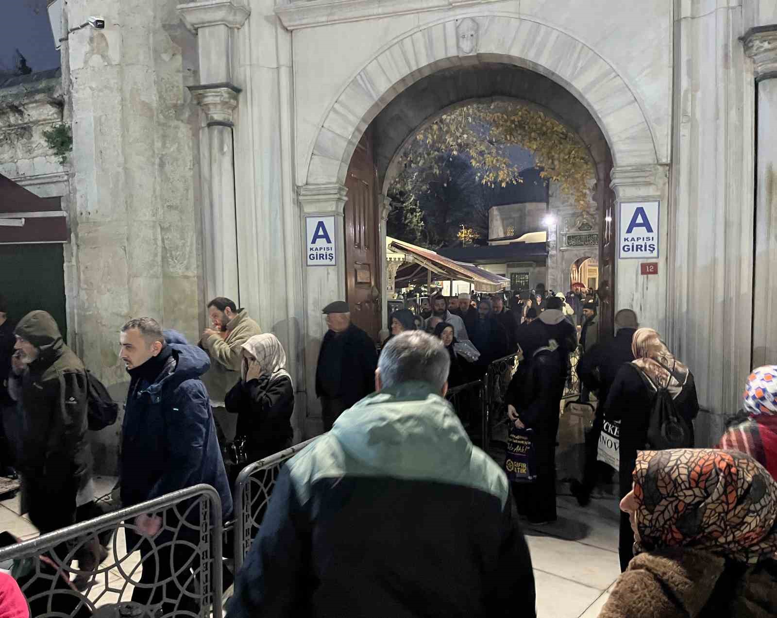 regaip kandilinde vatandaslar eyupsultan camiine akin etti 1 332W1Ndc